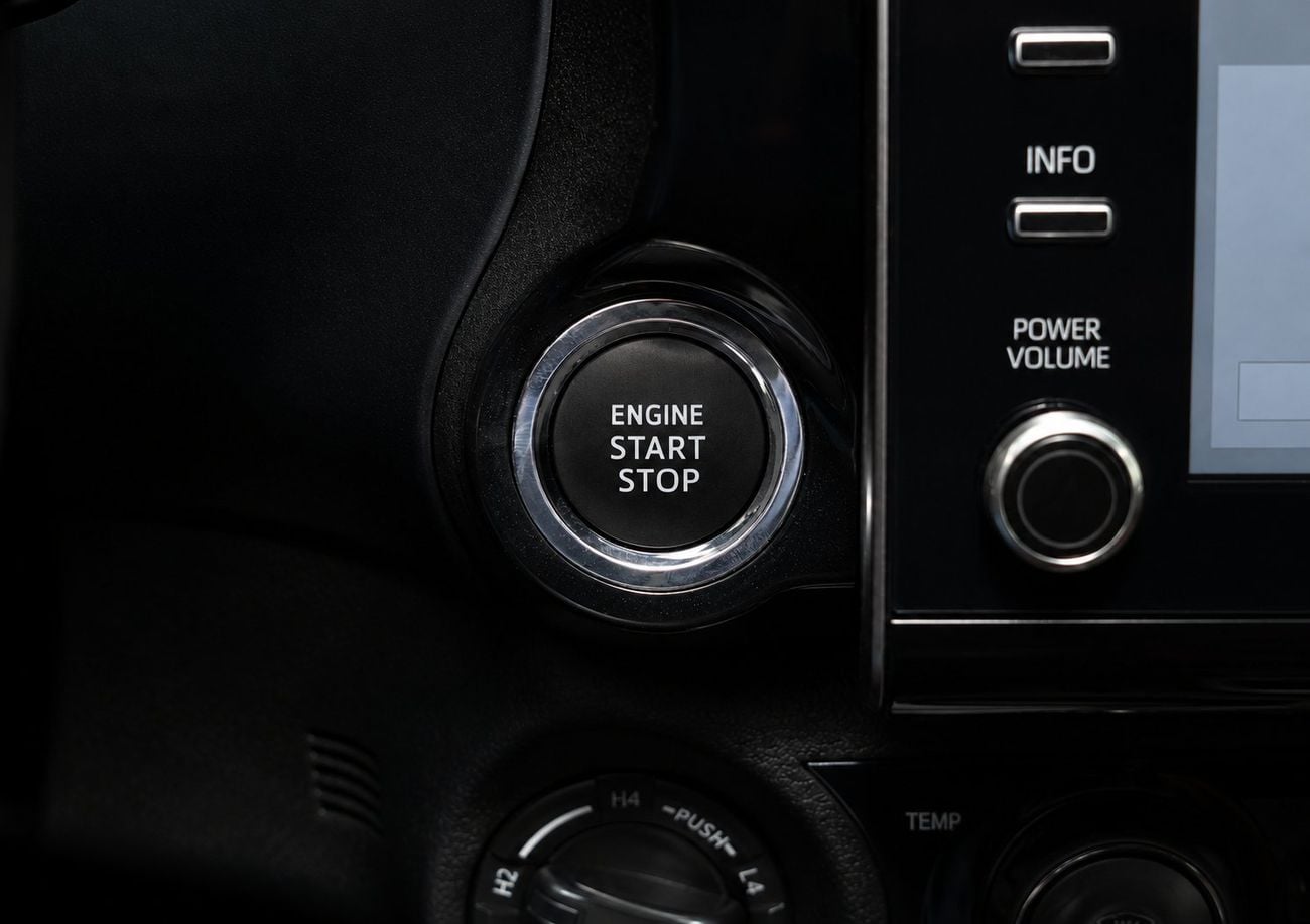 Toyota Hilux SR5 (NON GCC) ECTAI0015 - Toyota Hilux Double Cab -  2.7L Petrol Auto 4wd -  White - High Options