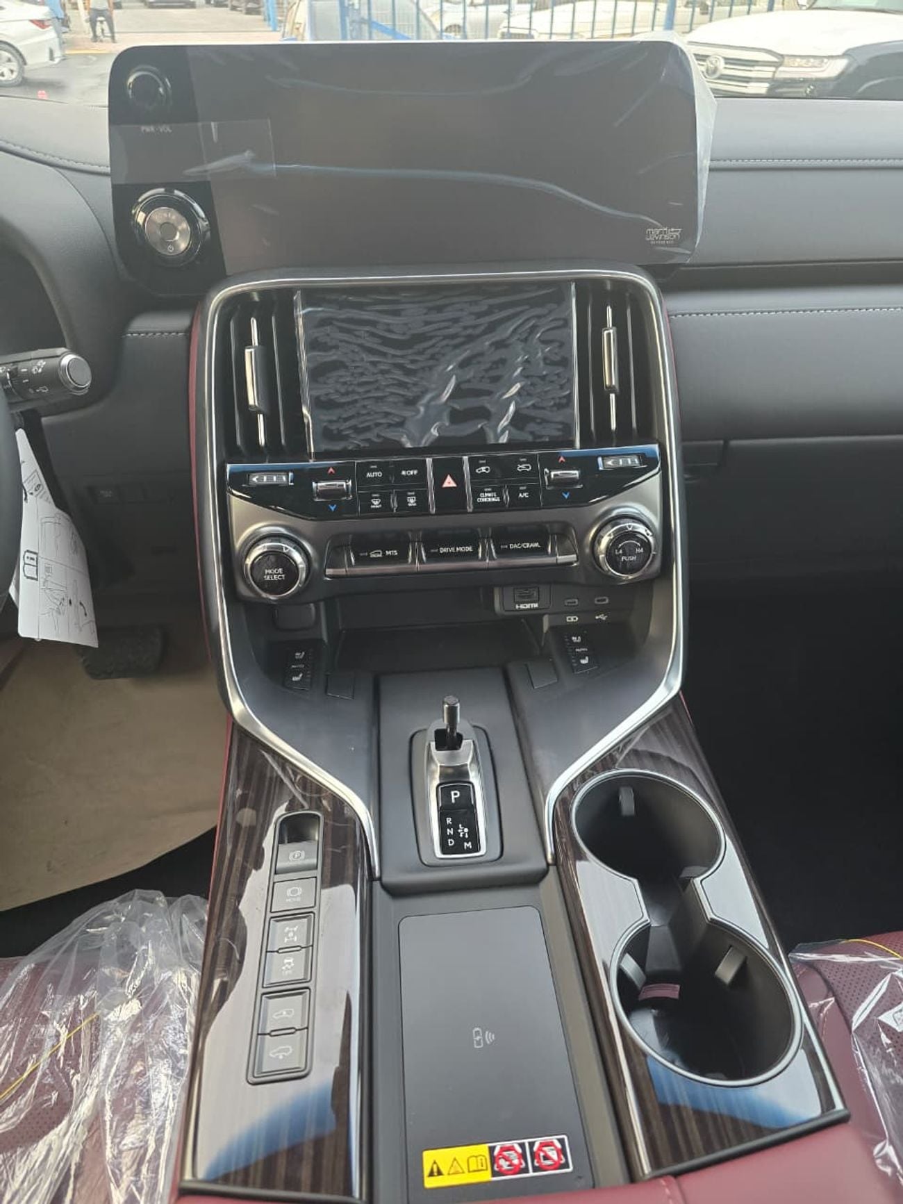 لكزس LX 700h Lexus LX 700h Hybrid 2026 – سيغنتشر فل أوبشن | أسود خارجي | داخلية حمراء