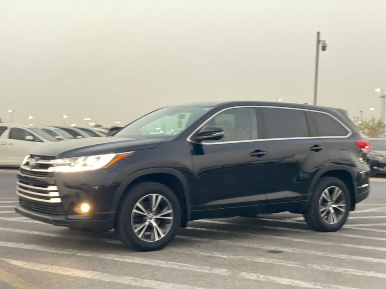 Toyota Highlander LE (NON GCC) 2017 Toyota Highlander MidOption - 3.5L V6 - 4x4 AWD - Full 7 Seater - Trunk Auto