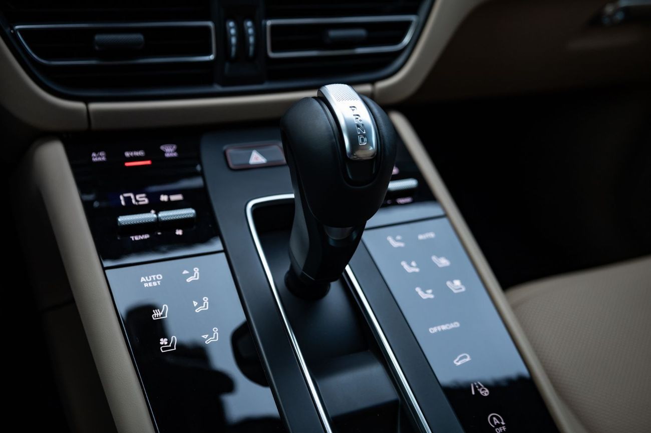 بورش ماكان Base