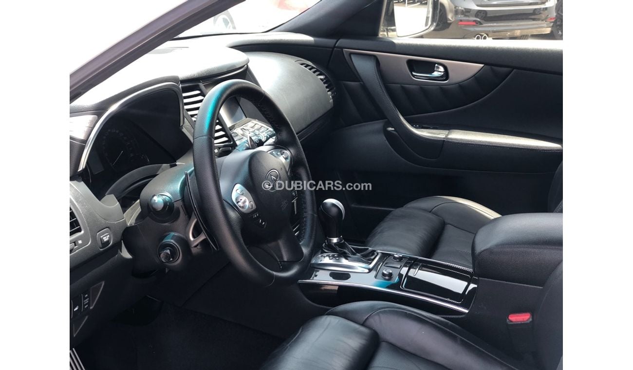 Infiniti QX70 Infinity QX70S model 2015 GCC car prefect condition full option low mileage sun roof leather seats b
