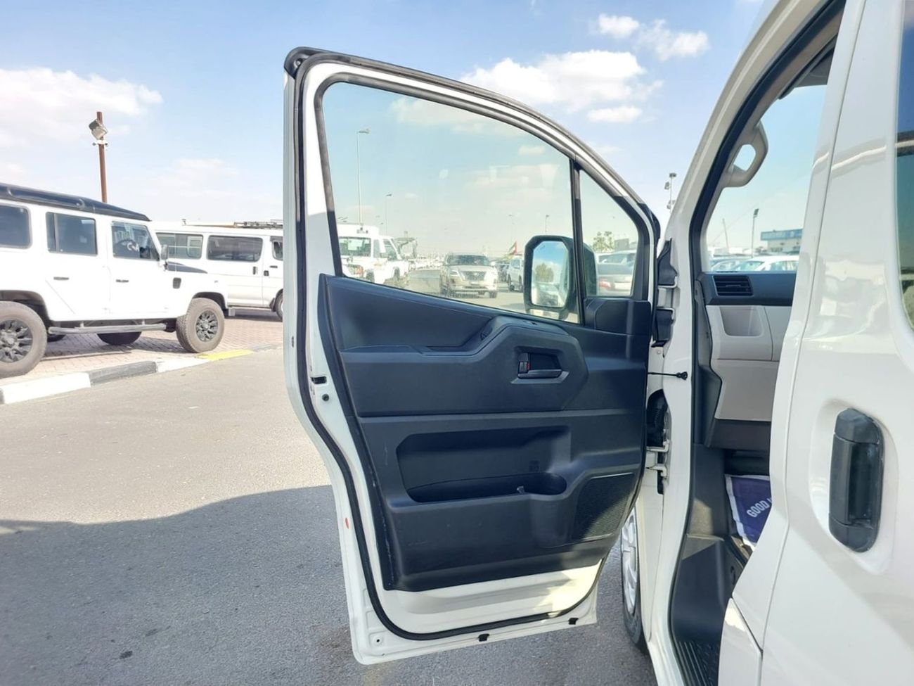 Toyota Hiace TOYOTA HIACE COMMUTER VAN RHD 2020 MODEL 2.8 L DIESEL AUTOMATIC(PM14152)