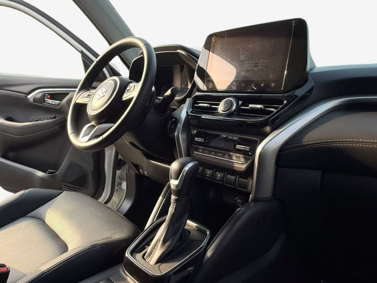 Suzuki Grand Vitara GLX FROM OFFICIAL DEALER AL ROSTAMANI TRADING CO. INCLUDING 1 YEAR / 20,000 KM FREE SERVICE