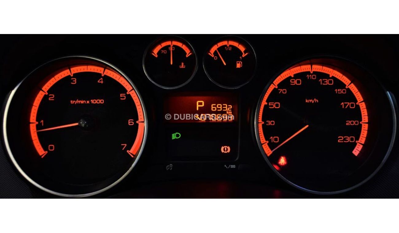 بيجو 308 VERY LOW MILEAGE ( 70,000 KM ) ORIGINAL PAINT ( صبغ وكاله ) Peugeot 308 2011 Model GCC Specs!