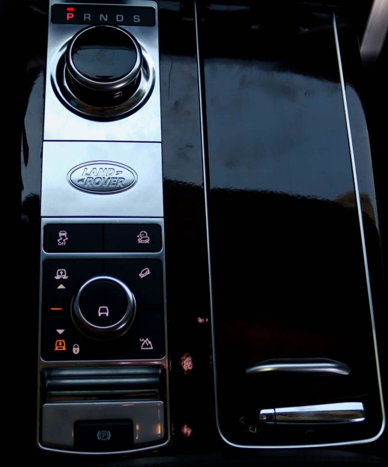 Land Rover Range Rover Vogue SE 5.0L Range Rover GCC 2018, 5.0L 8V, Vogue SE Supercharged , Original Paint, Accident-Free 4
