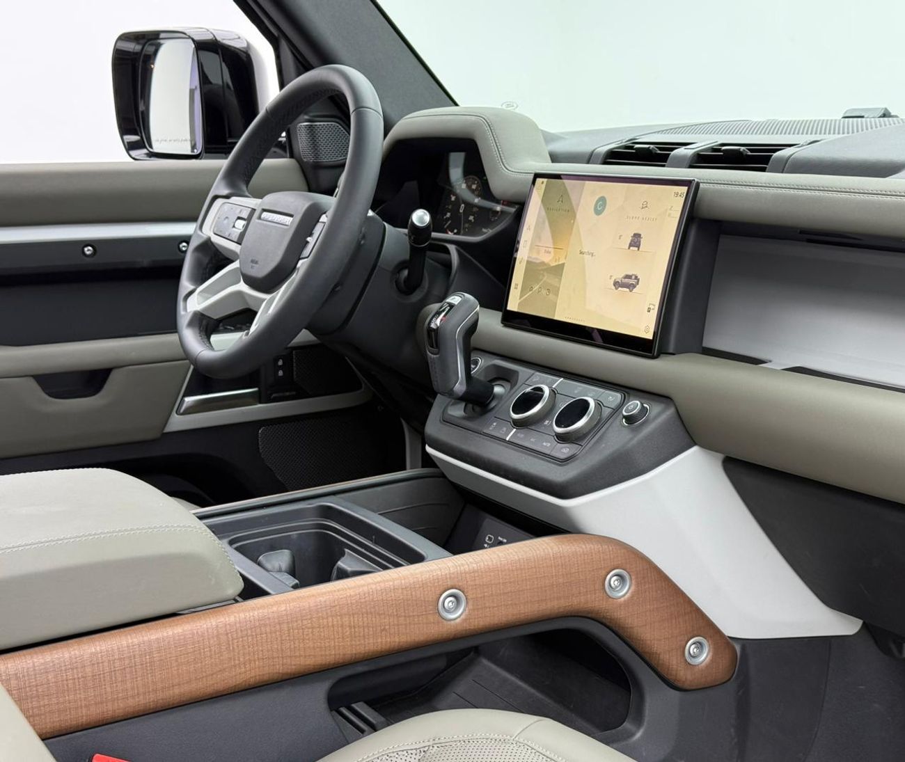 Land Rover Defender P300 90 X-Dynamic SE 2.0L (5 Seater) 2024 Land Rover Defender , Land Rover Warranty+Service Contract