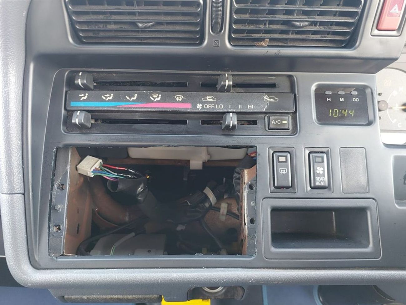 Toyota Hiace TOYOTA HIACE VAN RHD 2000 MODEL 3.0 L DIESEL AUTOMATIC(PM02372)