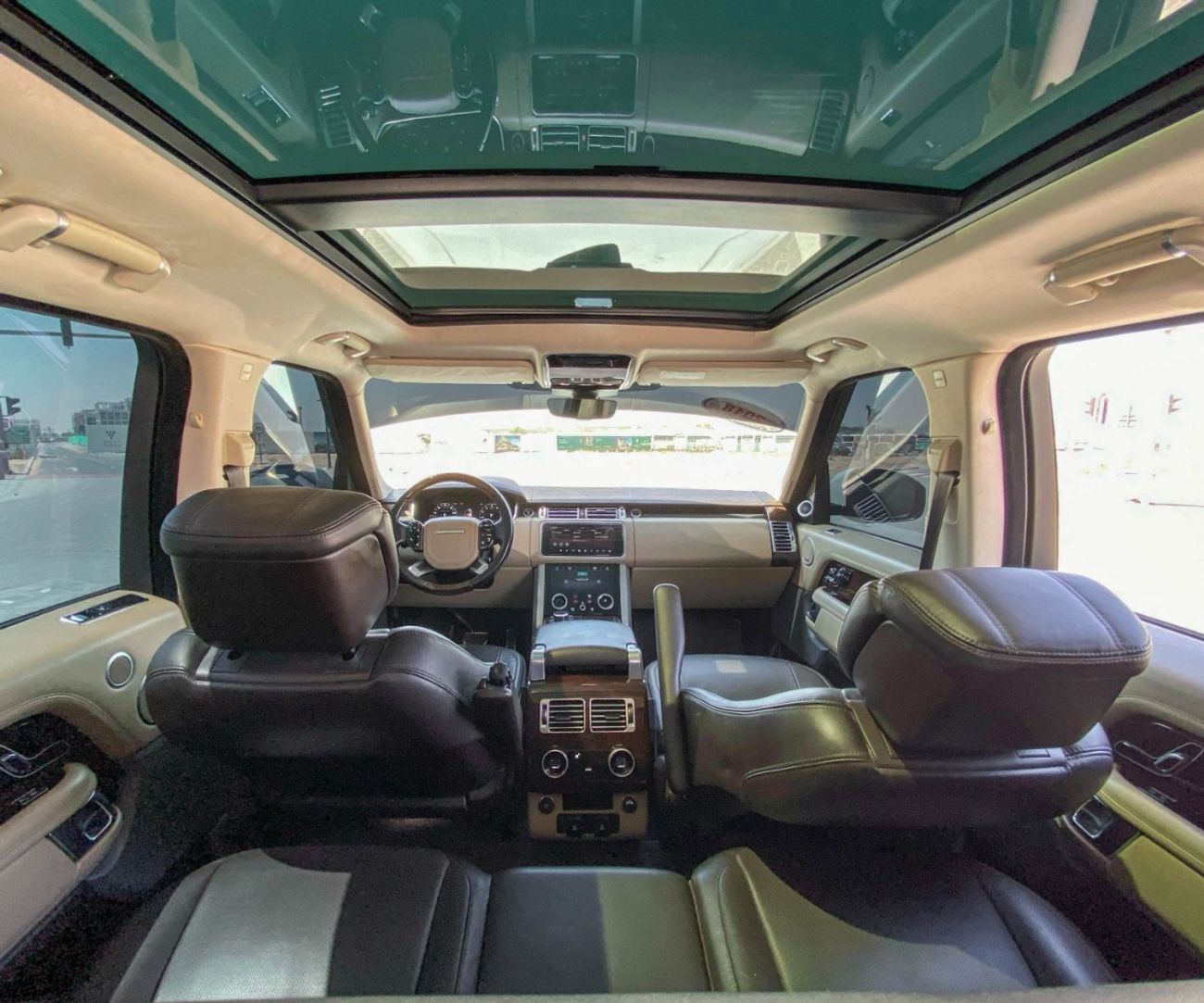 Land Rover Range Rover Vogue SE 5.0L Range Rover GCC 2018, 5.0L 8V, Vogue SE Supercharged , Original Paint, Accident-Free 4