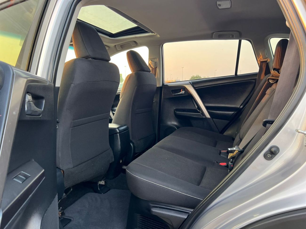 Toyota RAV4 2018 Toyota RAV4 Hybrid XLE – Full Option – 2.5L V4 – AWD 4x4 – Sunroof –