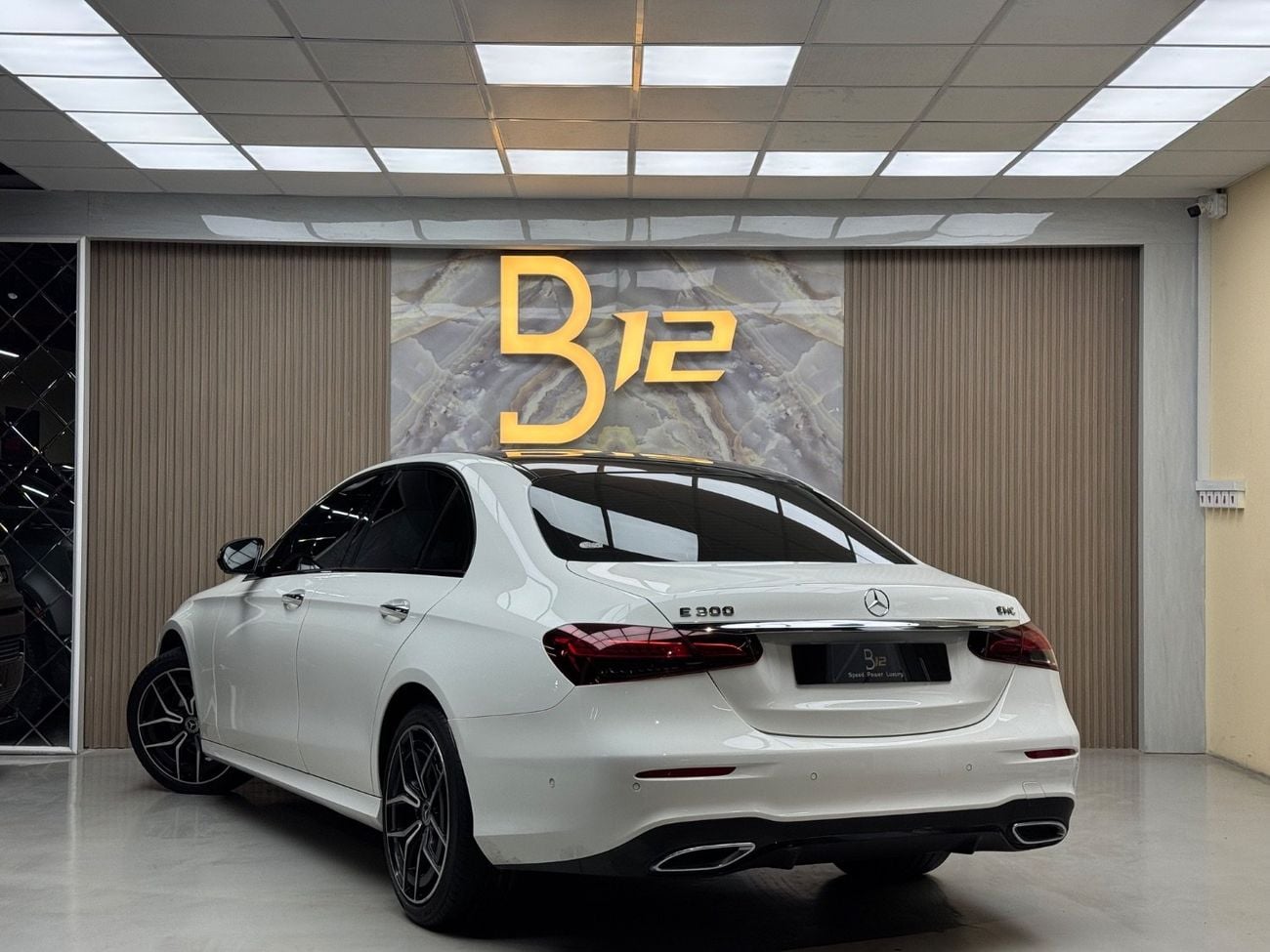 Mercedes-Benz E300 Premium + 2.0L