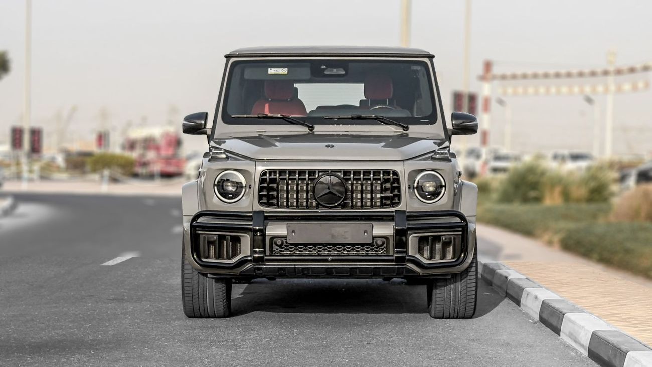 مرسيدس بنز G 63 AMG ستاندارد مرسيدس بنز AMG G 63 موديل 2026، محرك بنزين 4.0 لتر، ناقل حركة أوتوماتيكي (لون ناردو رمادي-أحمر)