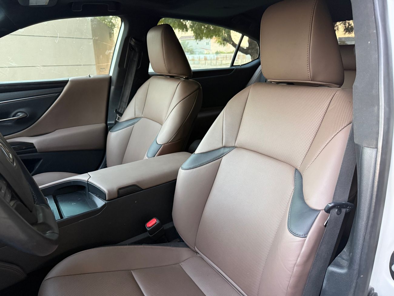 لكزس ES300h full Option 2024 Hybrid