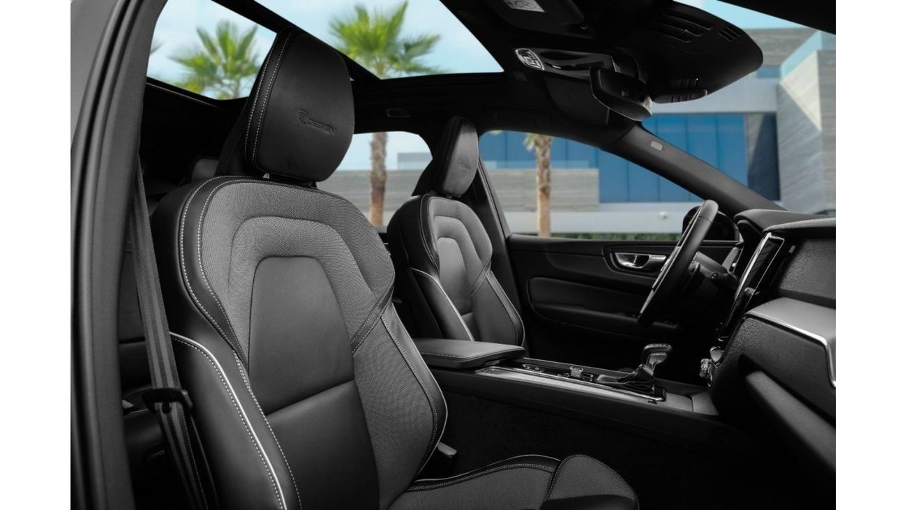 Volvo XC60 R Design T5 R-Design AWD | 2,742 P.M  | 0% Downpayment | Volvo Warranty! Low Km!