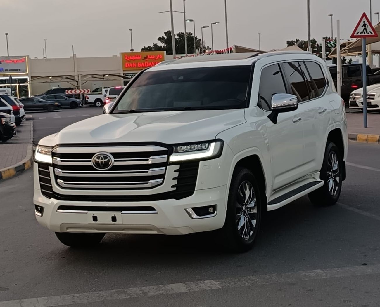 تويوتا لاند كروزر VXR 4.0L LHD-4WD-PETROL-6 CYLINDER-AUTOMATIC-7 SEATS-5 DOORS