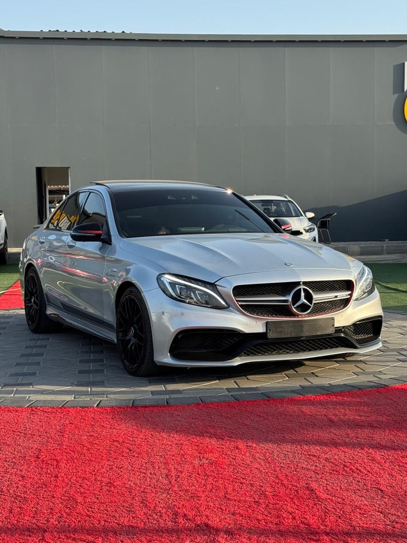 مرسيدس بنز C 63 AMG Std 4.0L (5 Seater)