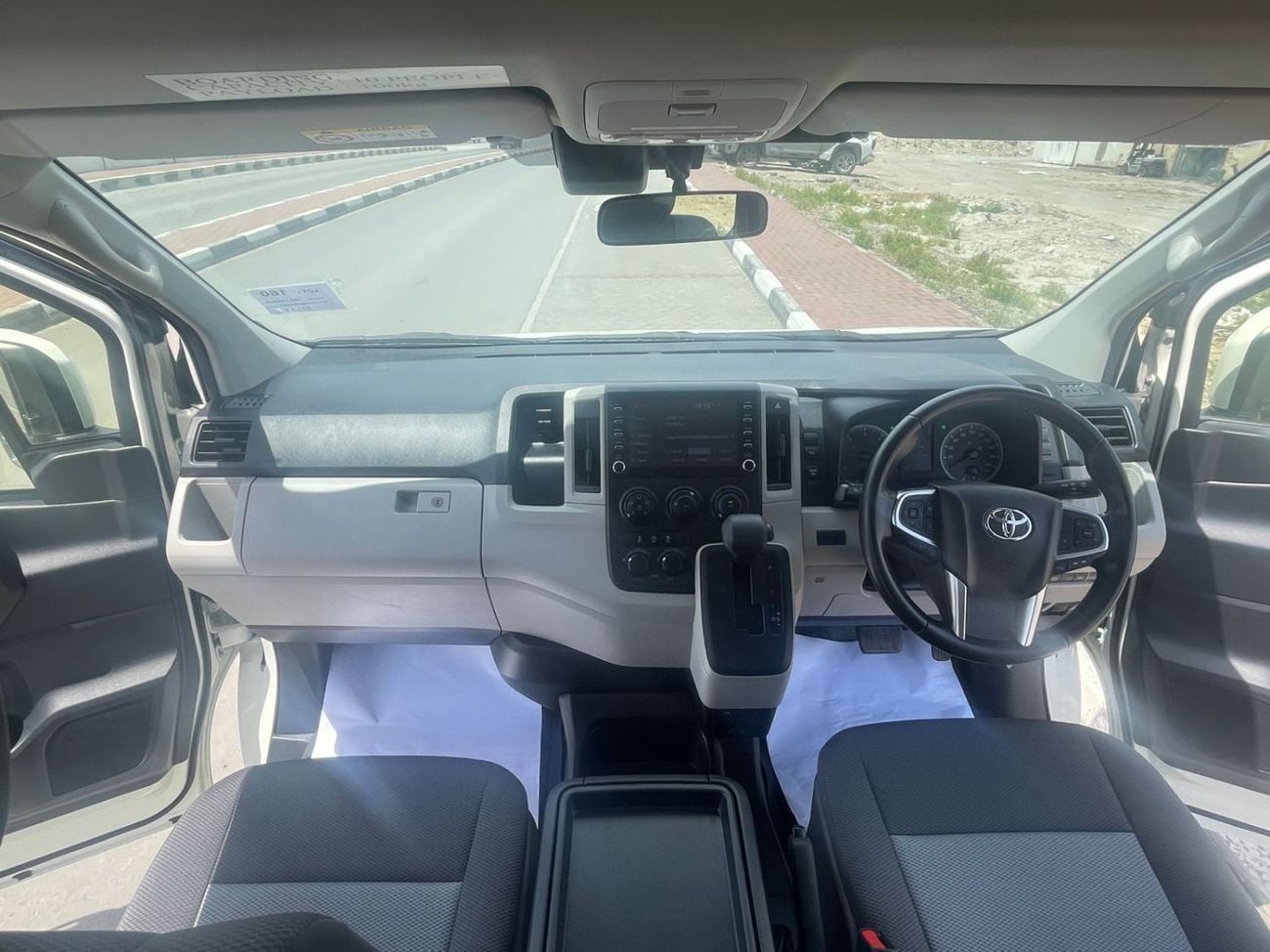Toyota Hiace DLS HIGH ROOF TOYOTA HIACE COMMUTER ,DIESEL ENGINE 2800 CC ,10 SEATER ,RIGHT HAND DRIVE