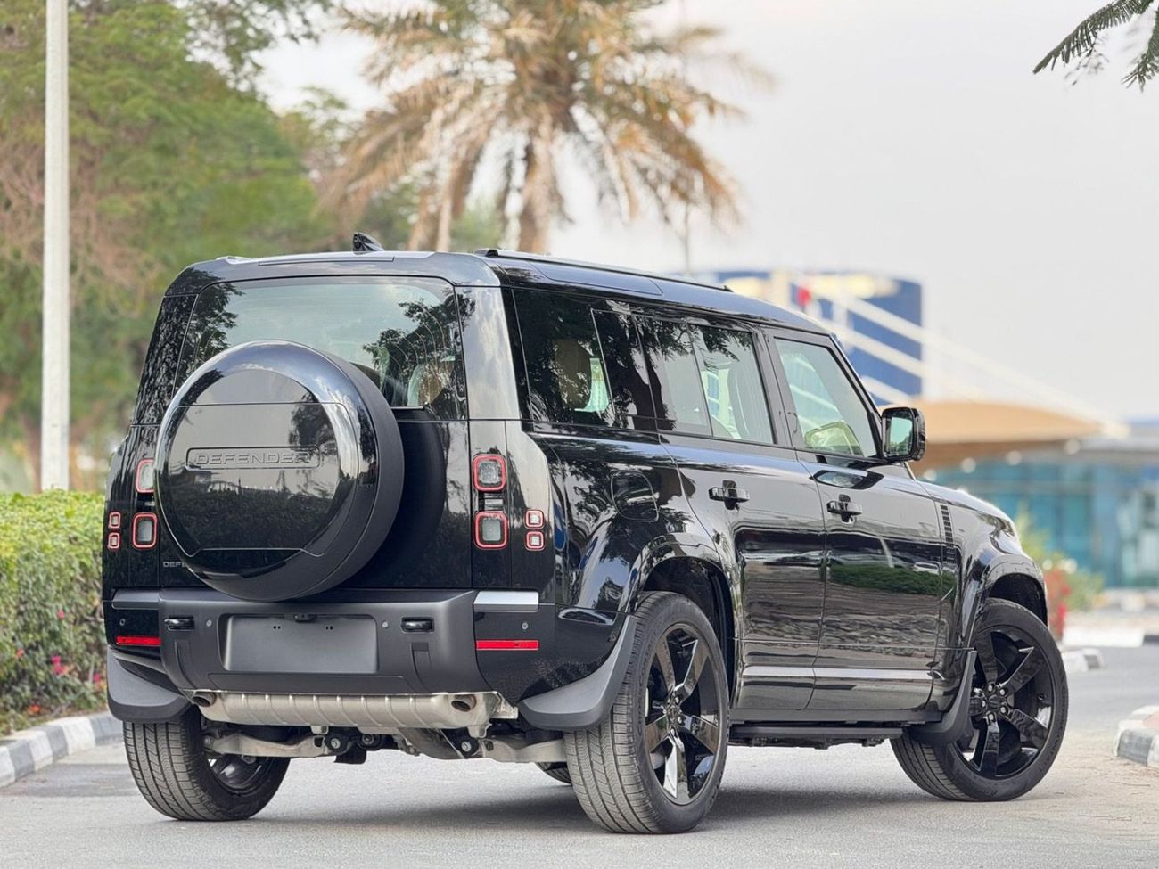 لاند روفر ديفندر X DAYNAMIC HSE P400 2026