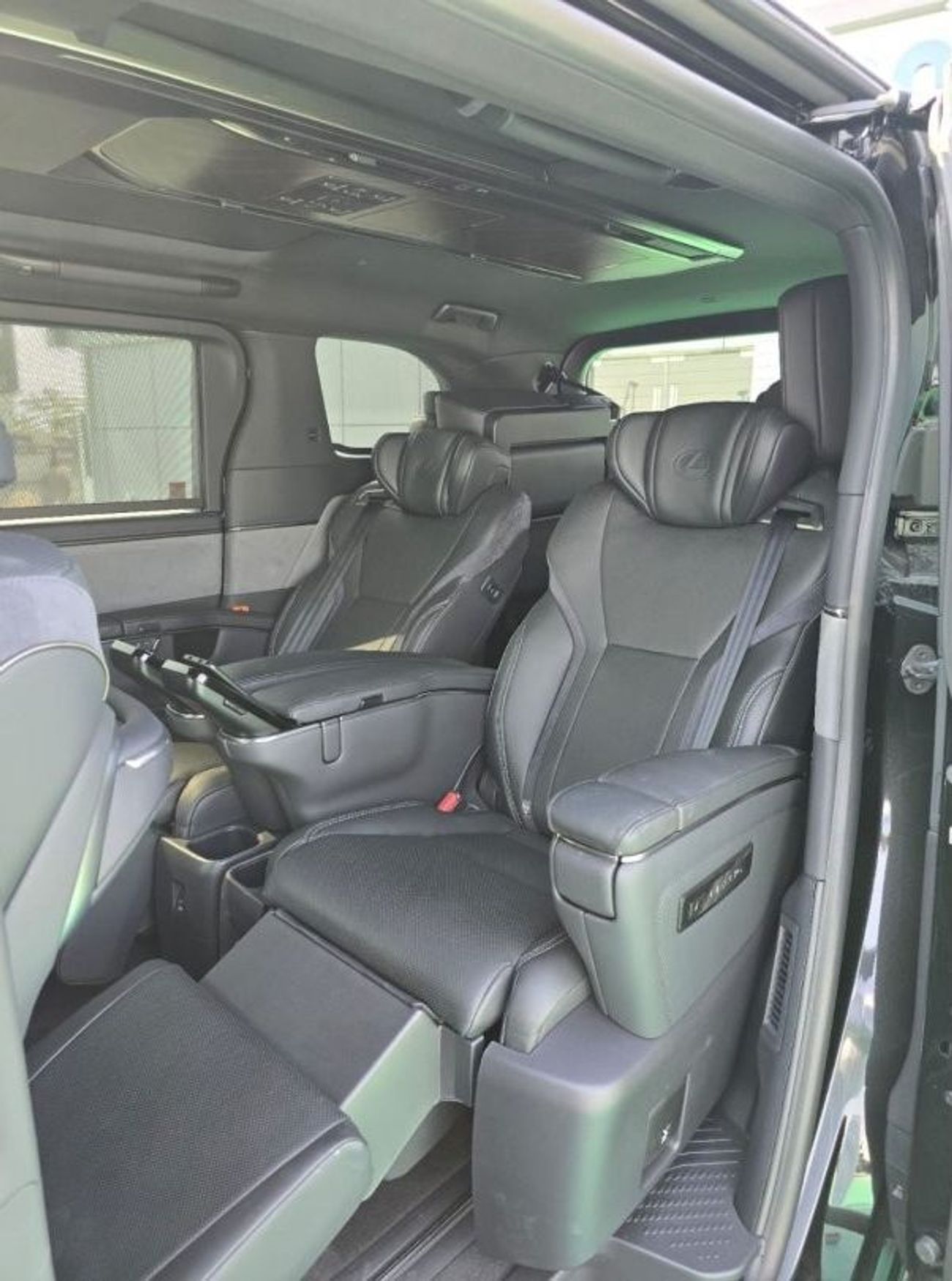 Lexus LM 350h LUXURY VAN 2.5L HYBRID 2024