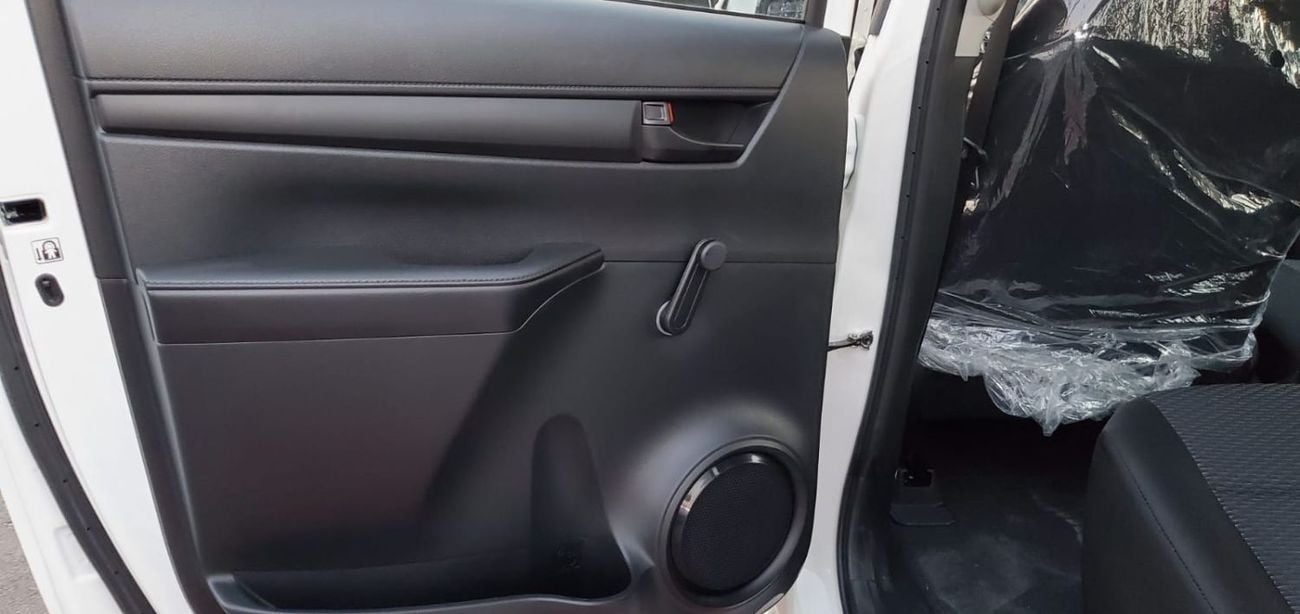 تويوتا هيلوكس double cabin 2.4 Diesel ,,,4X4,,, white color Black interior 2026 Basic option