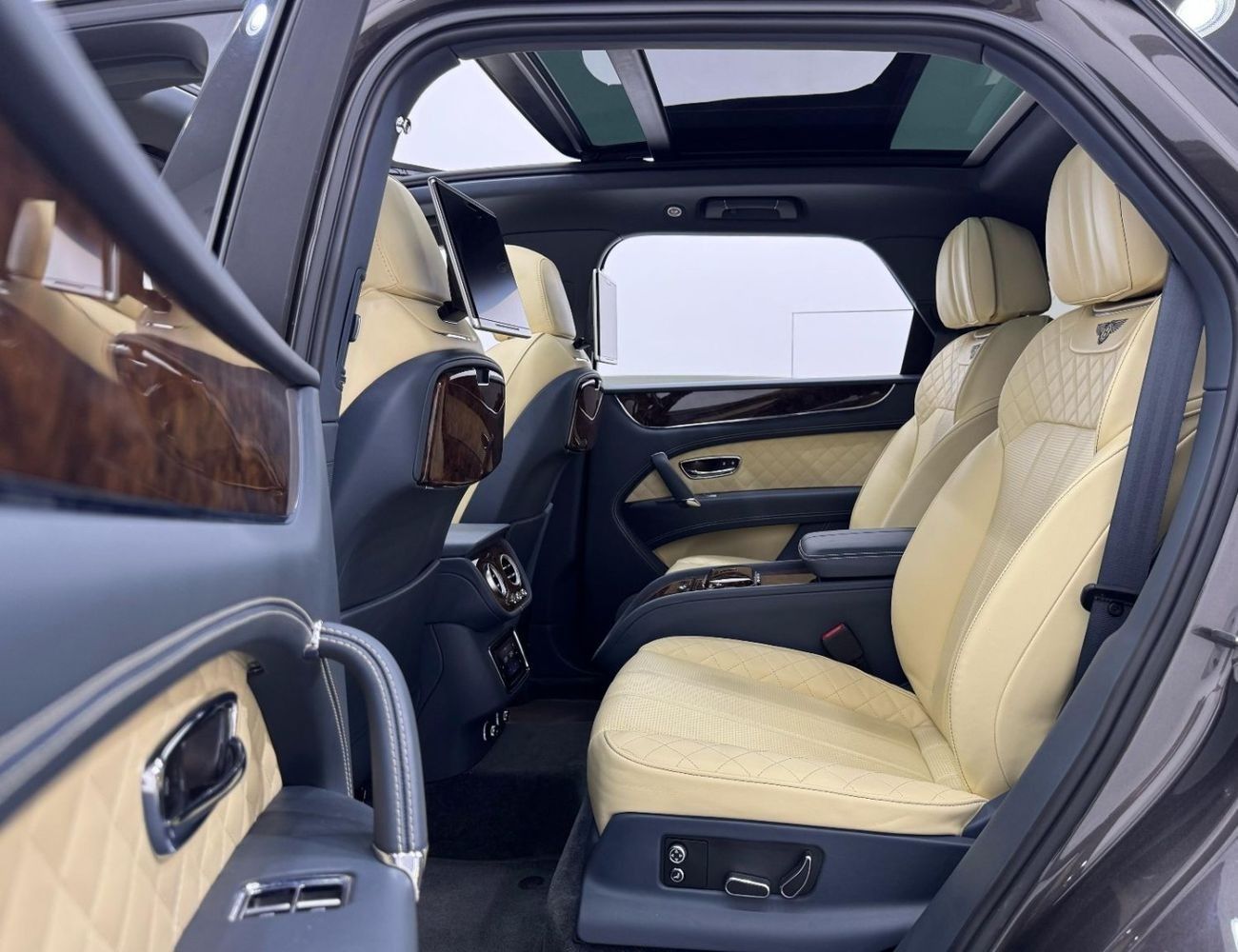 بنتلي بينتايجا First Edition W12 2017 Bentley Bentayga First Edition W12, 2025 Warranty, 2027 Service Pack, Very Lo