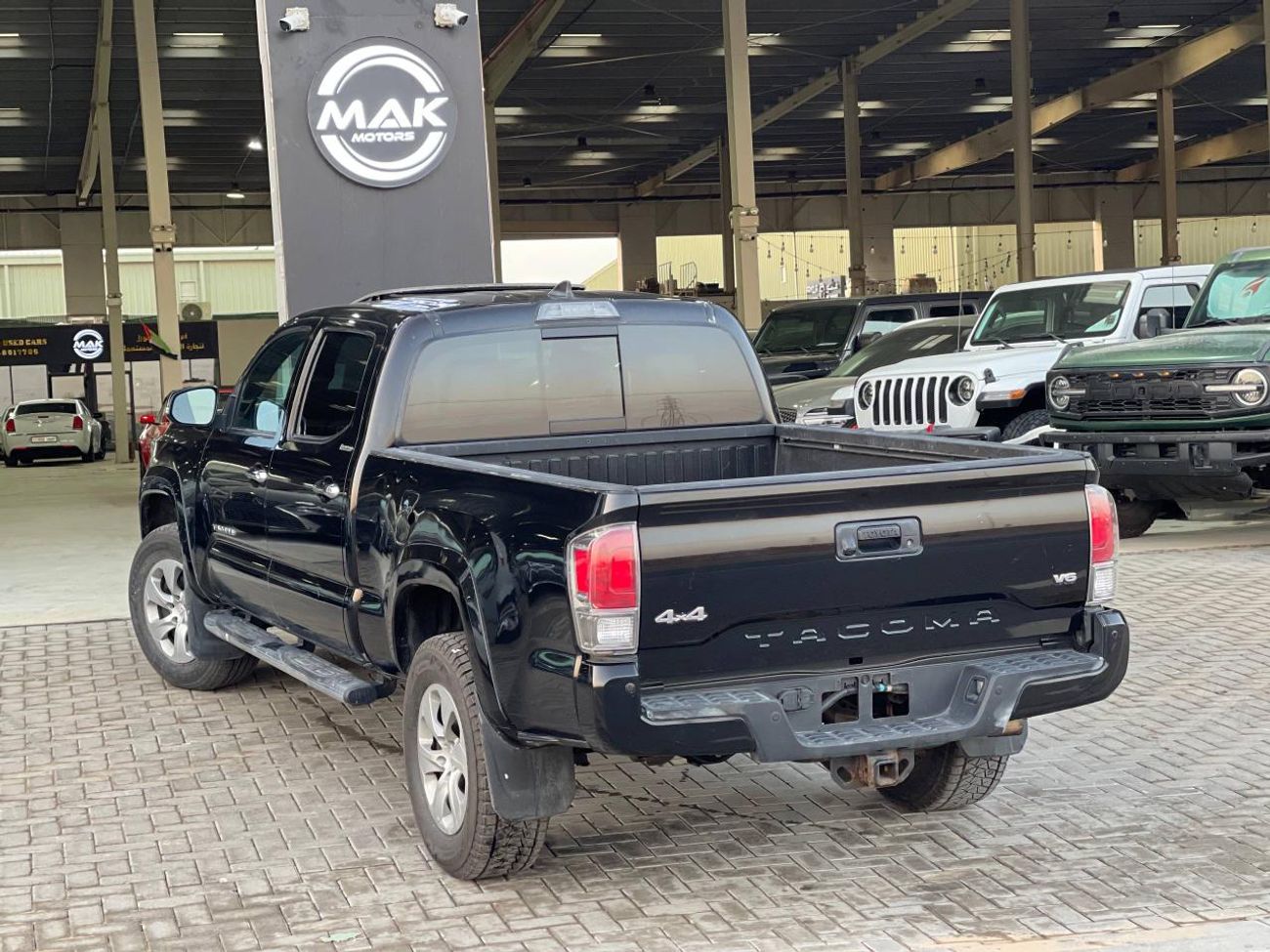 تويوتا تاكوما طقم TRD / محرك V6 سعة 3.5 لتر / دفع رباعي / فتحة سقف / شاشة كبيرة / نظام مراقبة النقاط العمياء / بحا