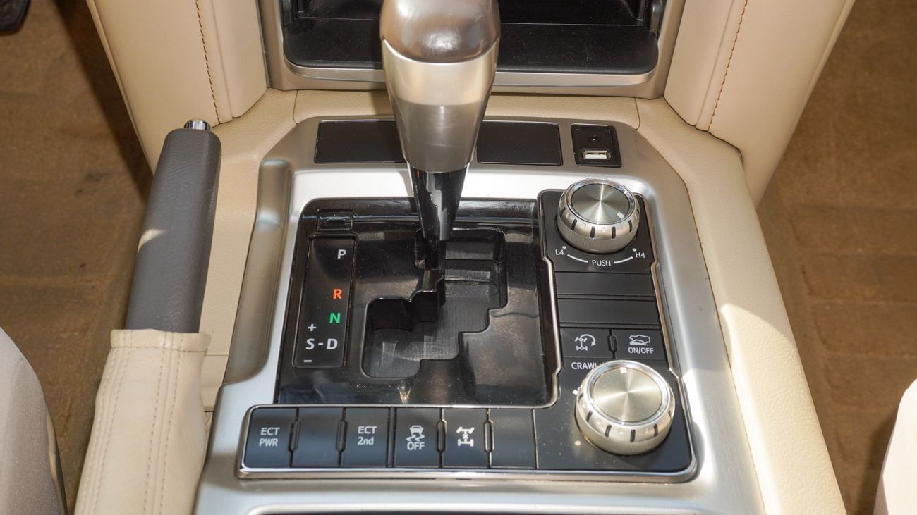 Toyota Land Cruiser EXR 5.7L 4WD