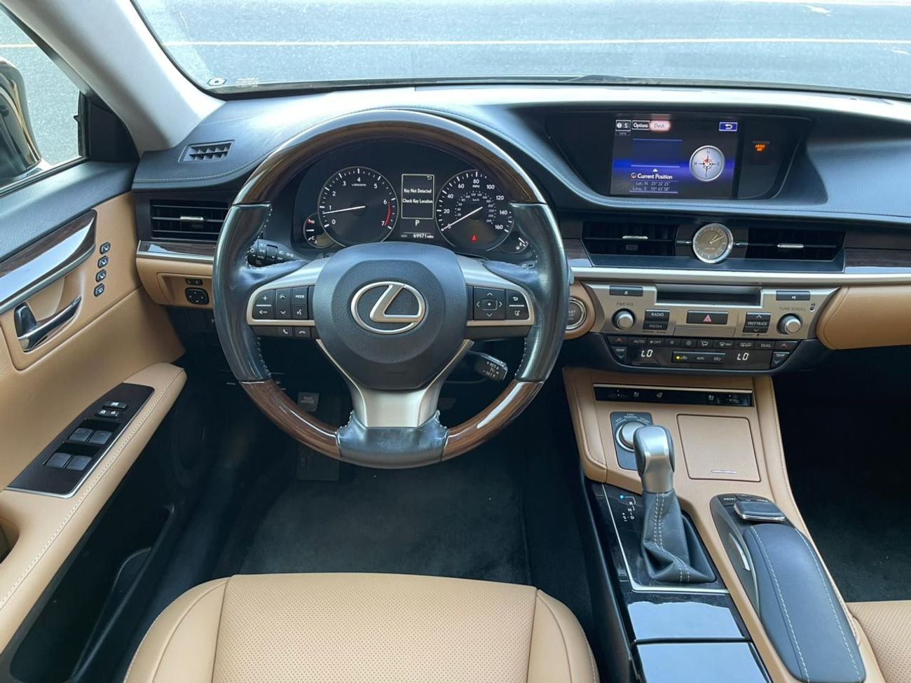 لكزس ES 350 3.5 V6 /PLATINUM / LOW MILEAGE / SCREEN /COOLING AND HEATING SEATS  / IN PERFECT CONDITION