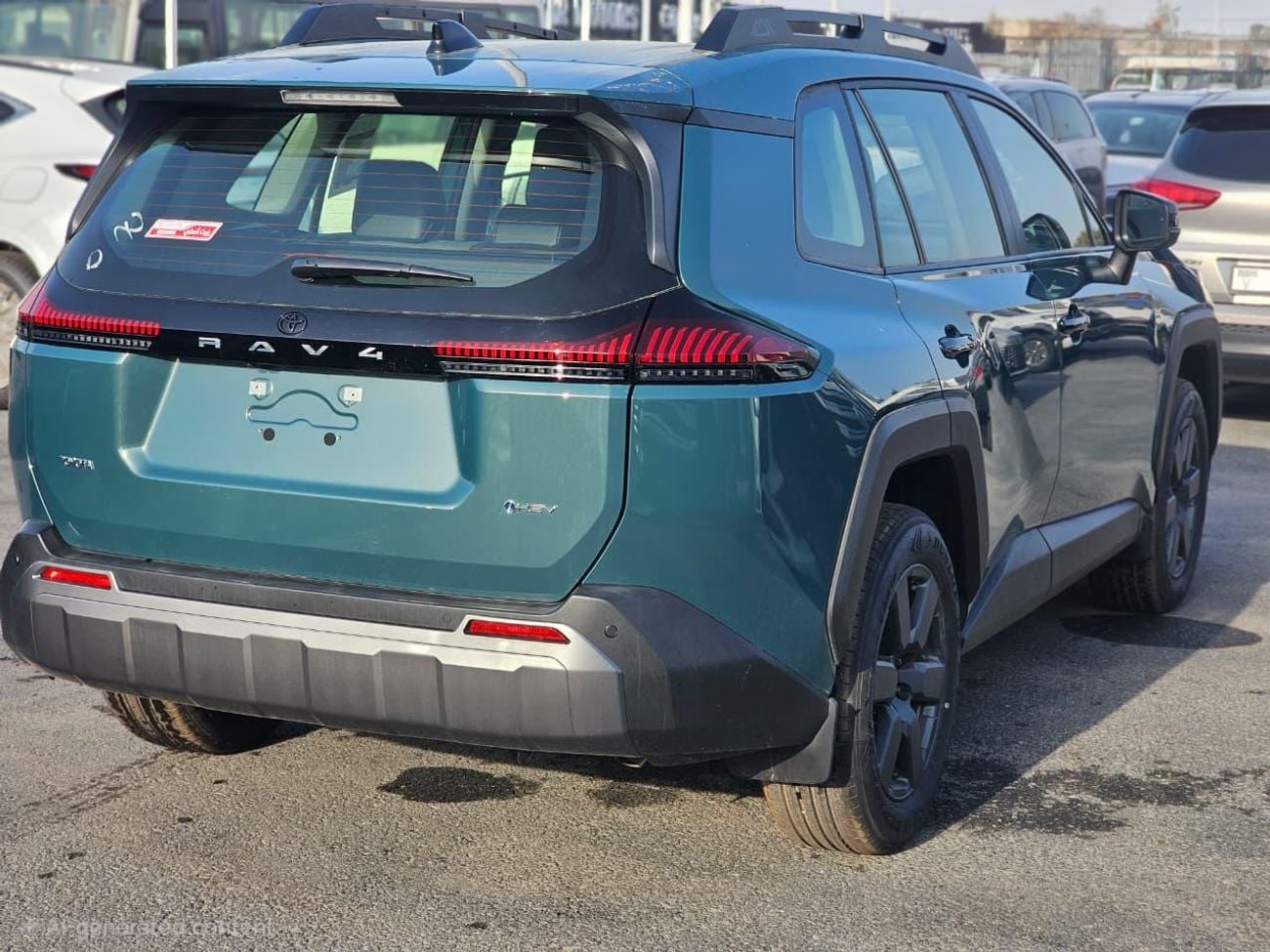 Toyota RAV4 XLE HEV ( FOR RE-EXPORT OUTSIDE GCC COUNTRIES ONLY )