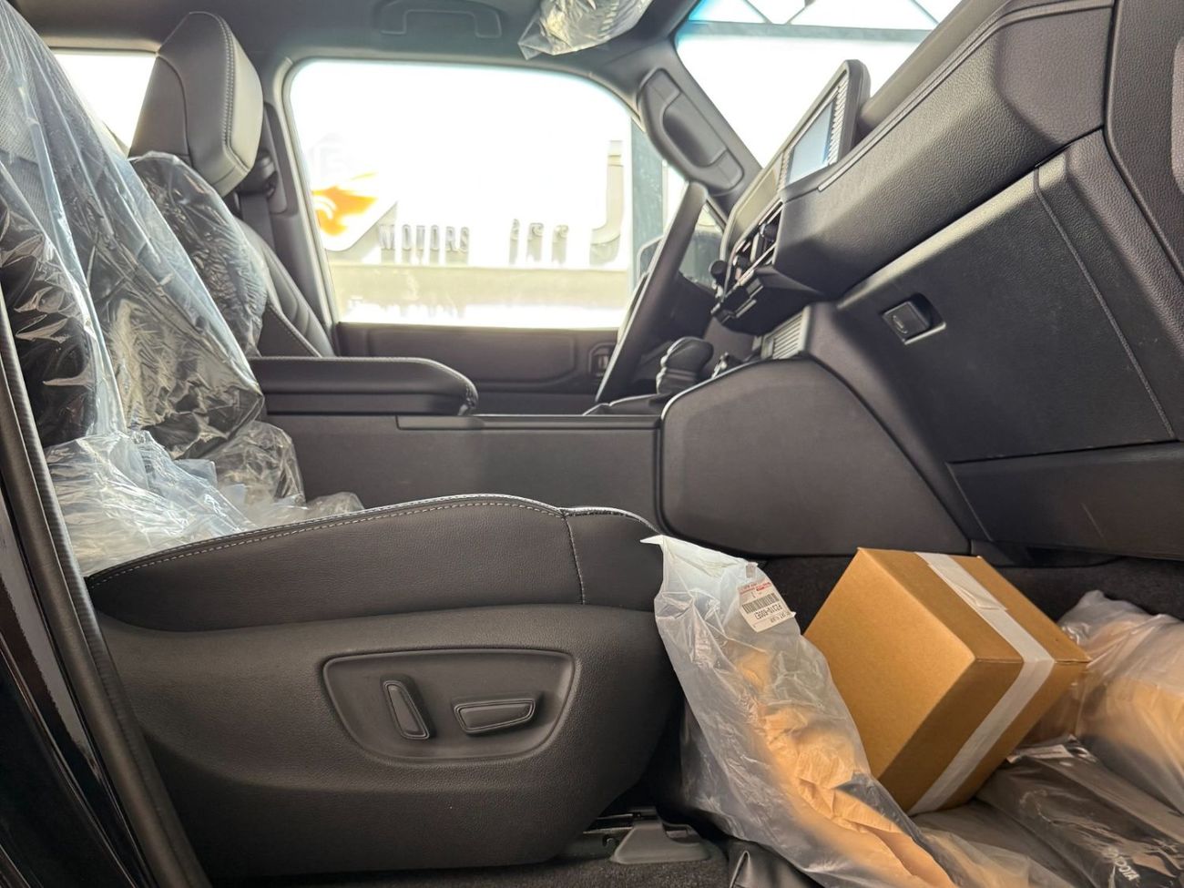 تويوتا برادو 2.8 DIESEL 4X4 AT VX -STD SUNROOF  **EXPORT ONLY**التصدير فقط خارج الخليج**