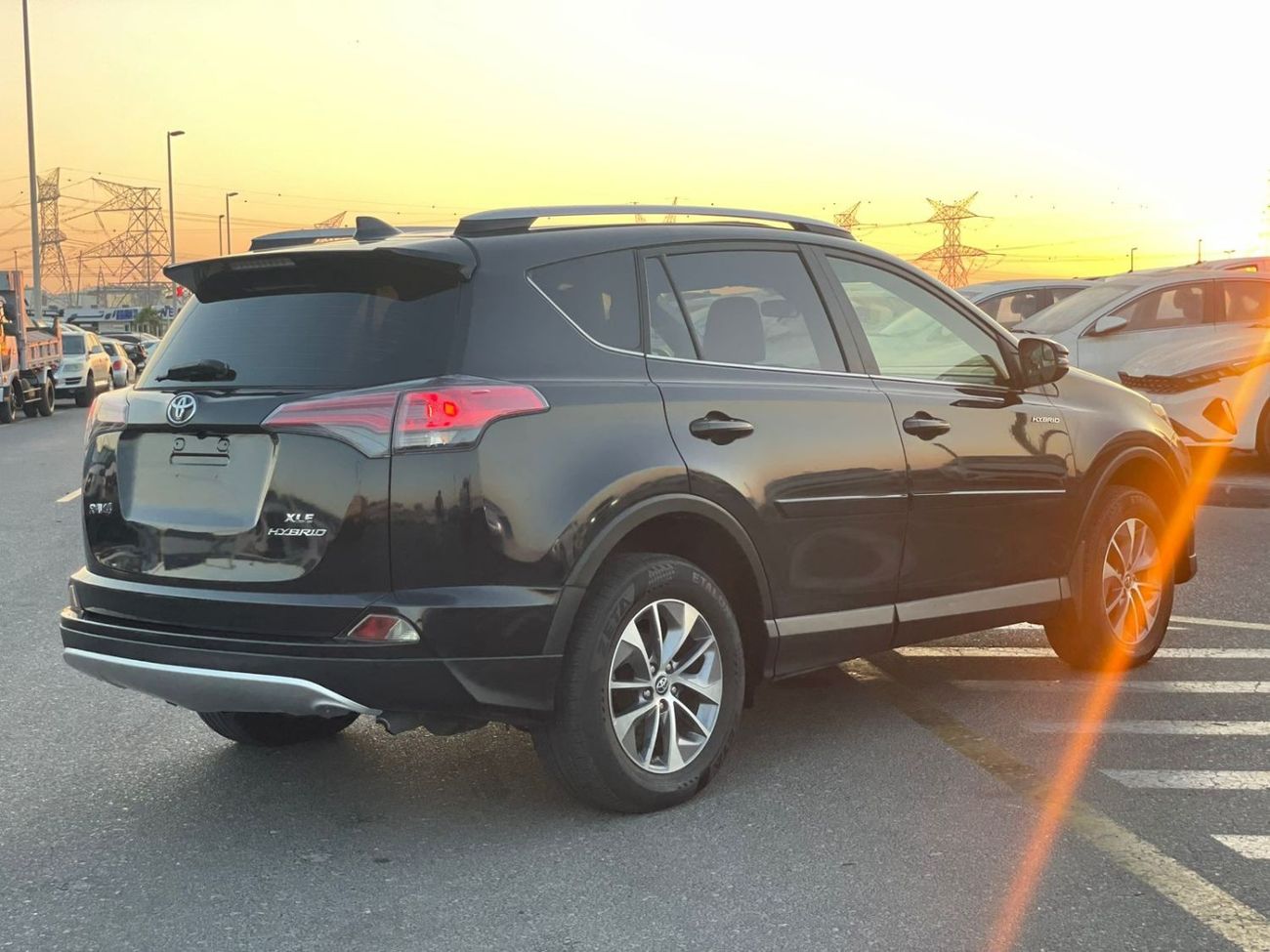 Toyota RAV4 2018 Toyota Rav4 XLE 4x4 Full Option Push Start - Sunroof - Hybrid Fuel - 40,000 Mileage