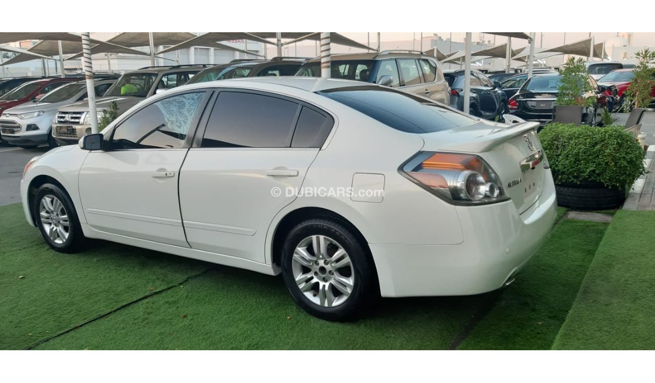 Nissan Altima Without accidents No.2, white color inside beige, fingerprint, cruise control, rear wing control, se