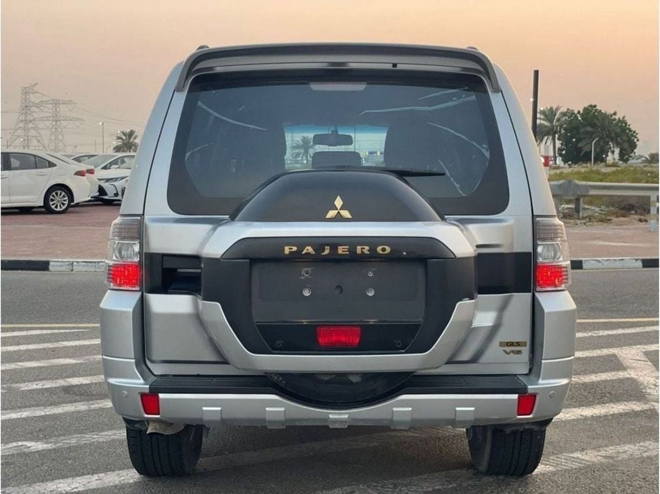 ميتسوبيشي باجيرو 2022 Mitsubishi Pajero GLS 3.0L MidOption+ 7 Seater - 4x4 AWD - Rear CAM - Original Paint -