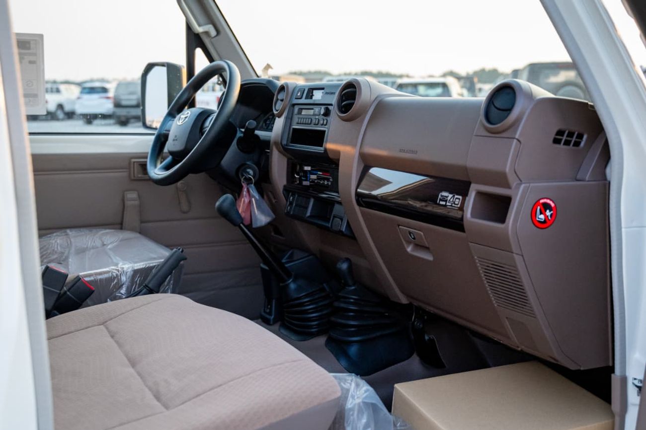 تويوتا لاند كروزر بيك آب 2.8L, 4-cylinder, DOHC, Turbo Diesel . 3 seats . 2 Doors