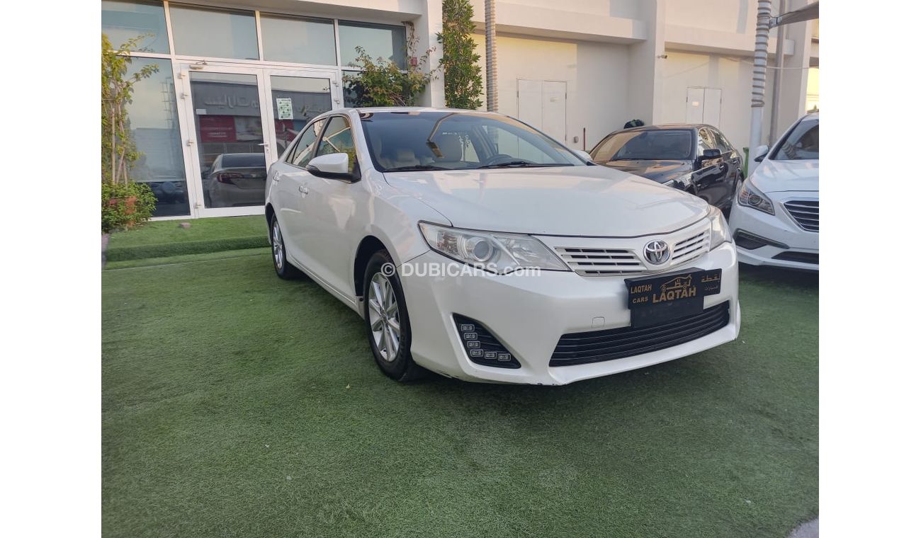 تويوتا كامري خليجى لون أبيض داخل بيج رقم 2 بدون حوادث مثبت سرعة تحكم رنجات حساسات جناح خلفى CD  - FM بحالة ممتازة