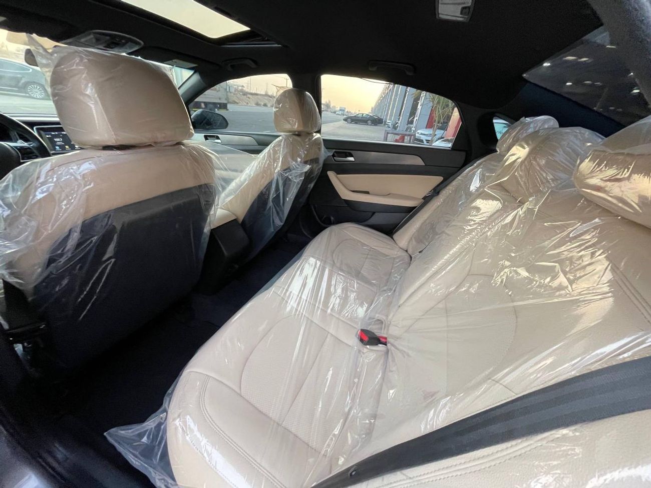 هيونداي سوناتا رياضي / محرك 2.4 لتر V4 / كامل المواصفات / فتحة سقف / زجاج أمامي / دخول وتشغيل بدون مفتاح / نظيف للغ