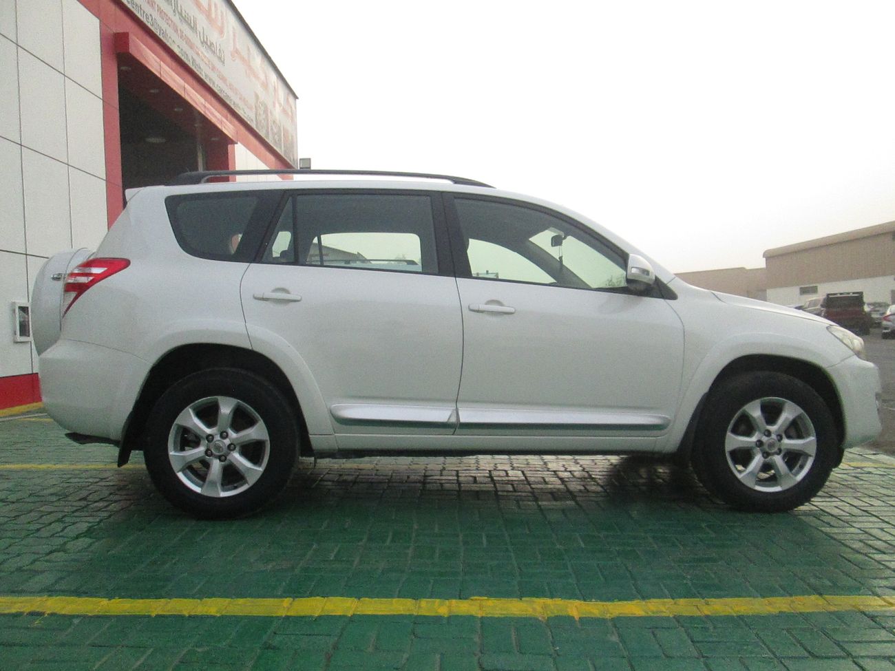 Toyota RAV4 2.5L MID OPTION GOOD CONDITION LOOKING NICE (ONLY CASH)