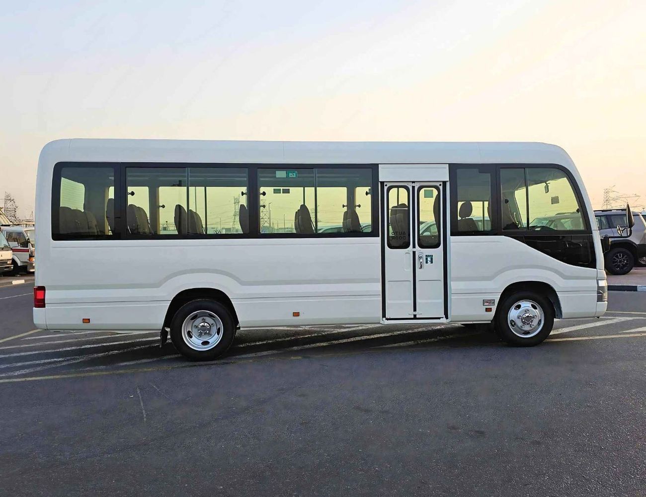 تويوتا كوستر 4.0L V4 DIESEL / 23 STR M/T / AUTO DOOR / BAGGAGE TRAY WITH RACK/ CODE # COD4J