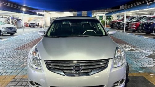 Nissan Altima car in perfect condition, 2012 with engine capacity 2.5