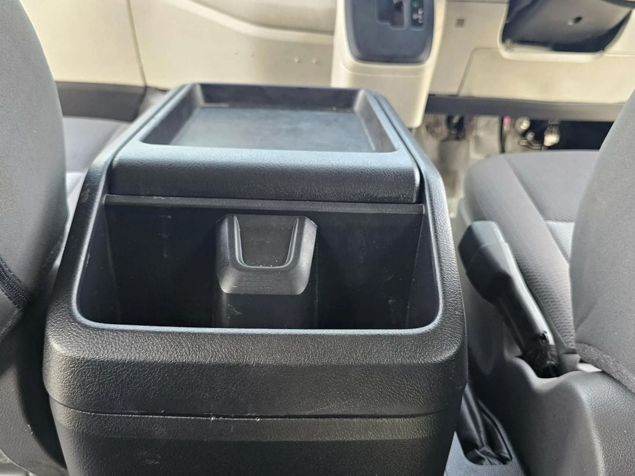 تويوتا هاياس High-roof passenger Van DSL 2.8L Diesel Engine Automatic Gear 2WD 11 Deats 5 Doors