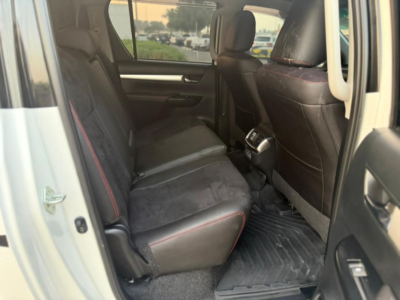 تويوتا هيلوكس TOYOTA HILUX PICK UP SR5 GR SEATS 2024 WHITE 4WD AT DIESEL = RIGHT HAND