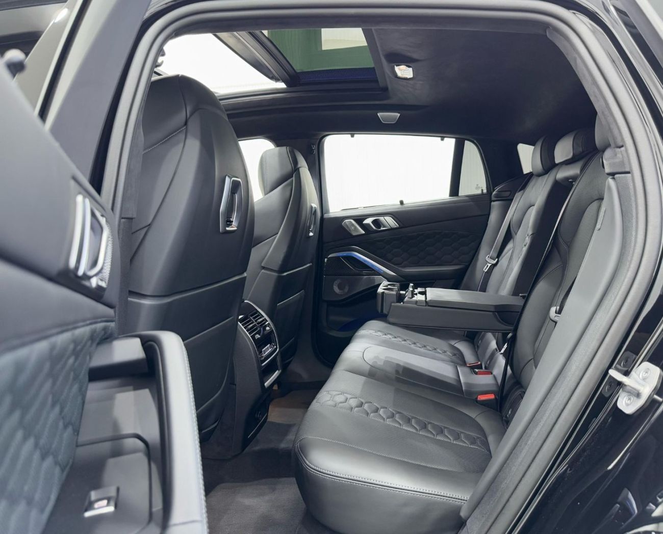 بي أم دبليو X6 M Competition 4.4L 2025 BMW X6M Competition, 5 Years AGMC Agency Warranty + Service Package, Full Serv