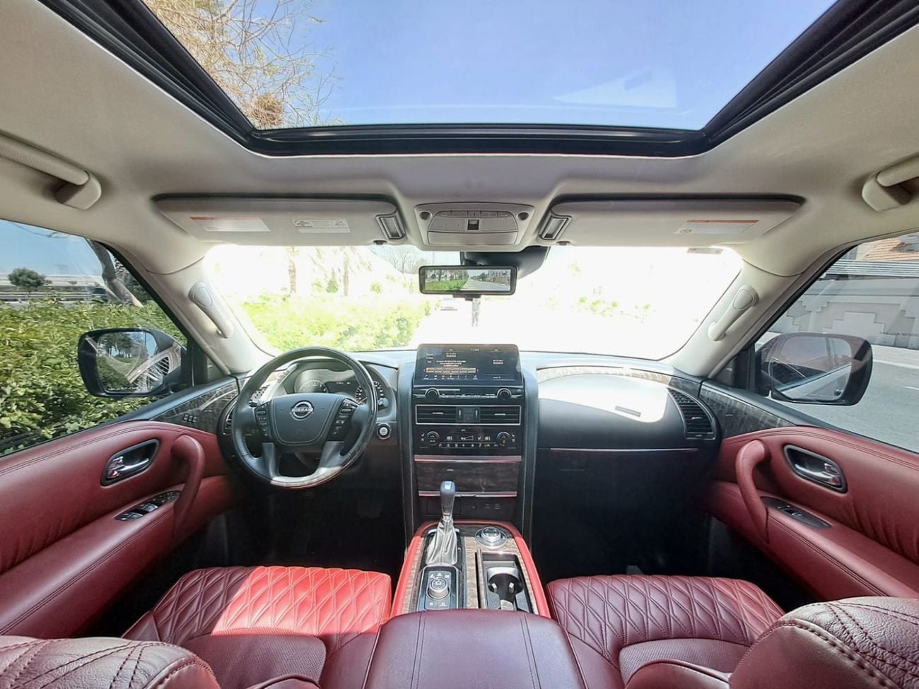 Nissan Patrol SE Platinum City 4.0L NISSAN PATROL LE PLATINUM GCC SPECS FULL OPTION 4.0L V6 ENGINE REAR LCD SCREEN