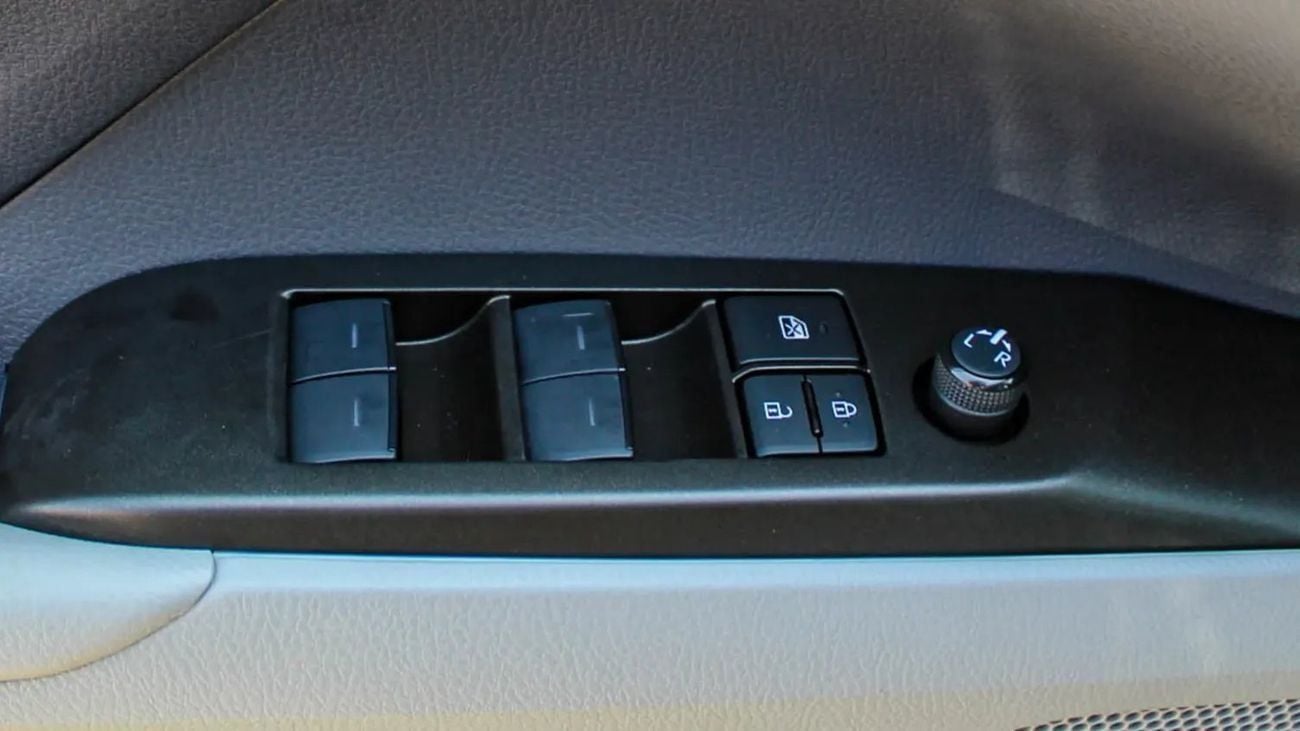 Toyota Camry LE STD 2.5L (204 HP)