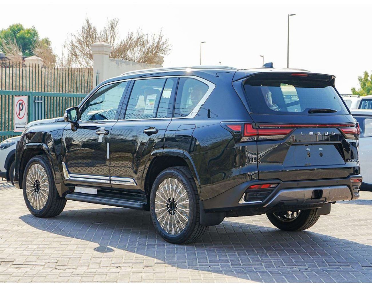 لكزس LX 600 VIP لكزس LX600 VIP موديل 2026، جنوط مقاس 22 بوصة