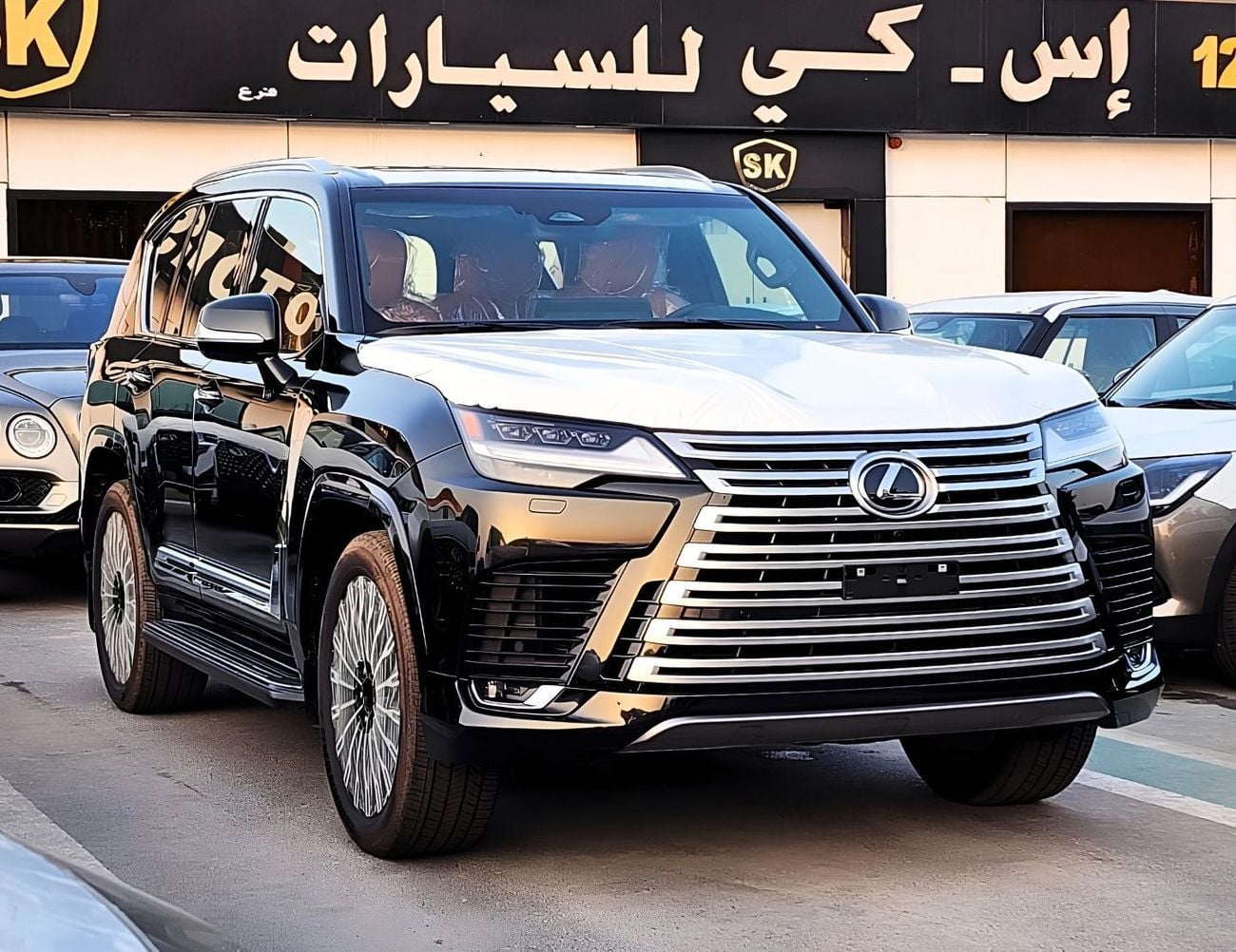 لكزس LX 700h VIP لكزس LX700 بمقاعد هجينة || كاملة المواصفات | بنزين، محرك V6 سعة 3.5 لتر، دفع رباعي (الرمز L7V) أسود،