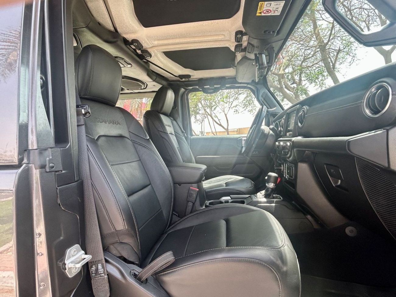 جيب رانجلر Sahara 3.6L A/T (5 Seater) WITH FULL KIT 2019 GCC LOW MILEAGE WITH AGENCY SERVICE HISTORY IN MINT CO