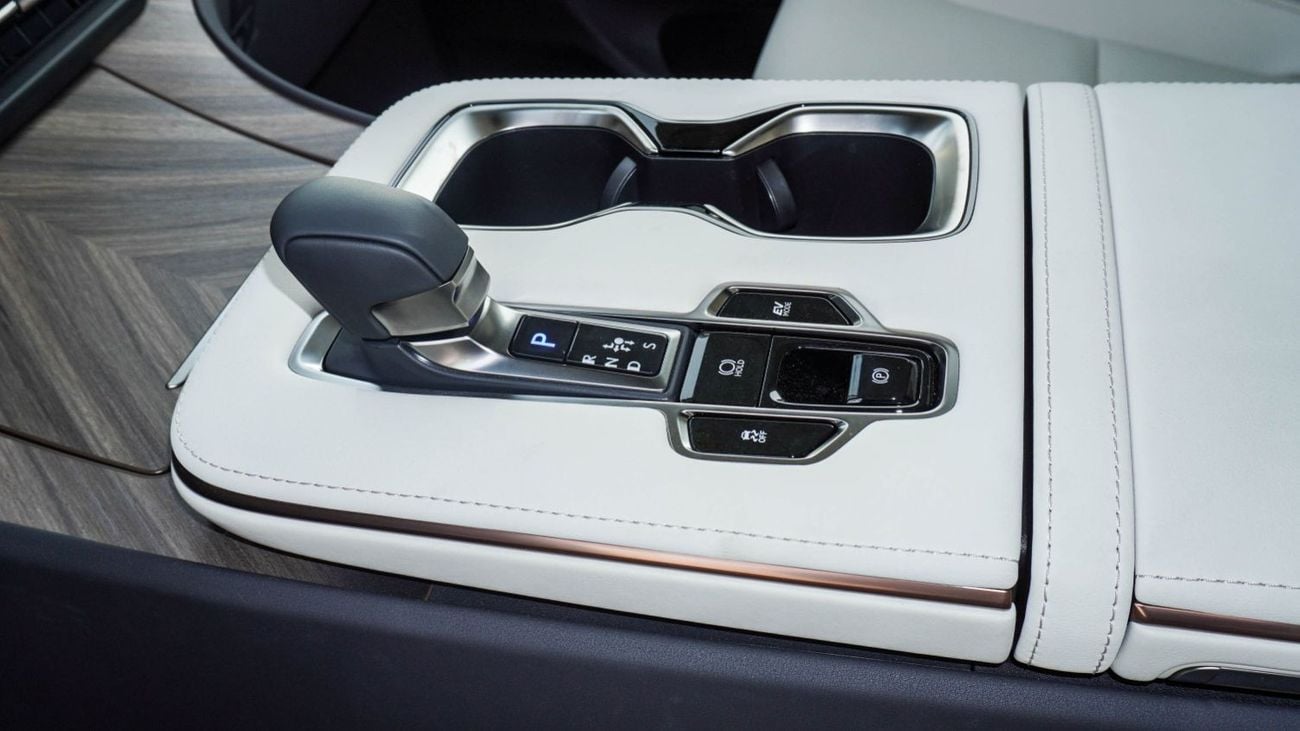 Lexus LM 350h 2024 Lexus LM350h 7-Seater 2.5L 4-Cyl Hybrid A/T 4WD Export Only