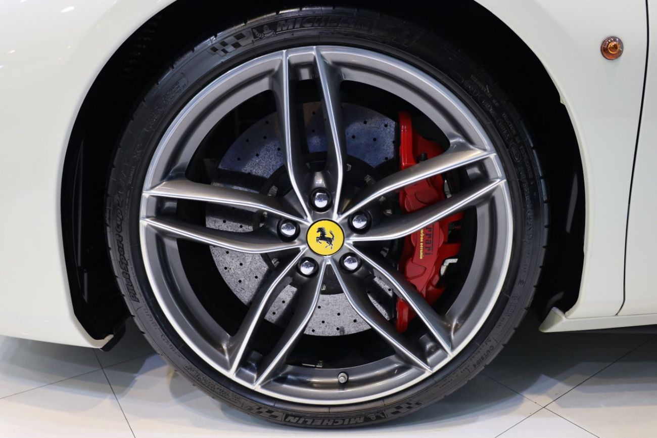 فيراري 488 Std 3.9L GTB, Bianco Avus Exterior, Passenger Display, Very Low KM, GCC Spec!!