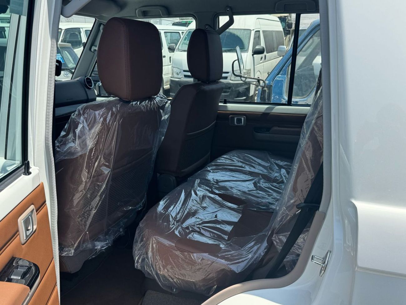 تويوتا لاند كروزر 70 2025 TOYOTA LAND CRUISER LC76 HARD TOP, 4L, PETROL, A/T, 4WD, WHITE/BEIGE