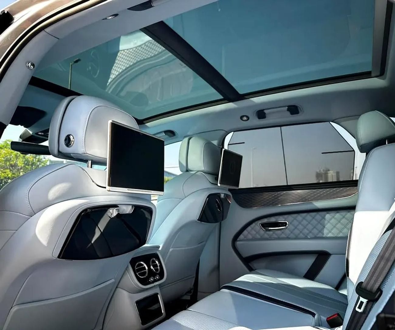 بنتلي بينتايجا 4.0L V8 EWB Azure Azure | GCC Specs | Dealership Warranty | Fully Loaded | Crypto Friendly